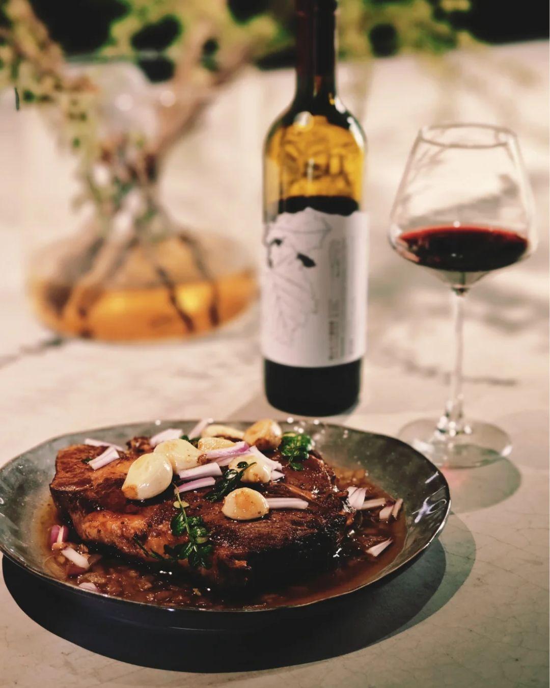 海悦仁和酒庄,位于宁夏贺兰山东麓金山产区。亿万年前🕰,这里曾是一片未经开垦之地,属于贺兰山洪积扇平原,酿酒葡萄的种植🌱,算是栽种在这里的第一批农作物。 🎉酒庄建庄已经第9年了,我们种植了三个小众的酿酒葡萄:黑比诺、马瑟兰和马尔贝克。了解葡萄酒的朋友都知道这三个品种的稀缺性,尤其是在广泛种植赤霞珠的宁夏🌍🍇